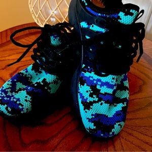 A pair no brand tennis shoes. Size 7 1/2